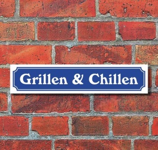 Schild im Straßenschild-Design "Grillen & Chillen" - 3 mm Alu-Verbund - 52 x 11 cm