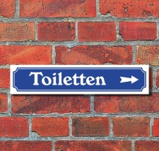 Schild im Straßenschild-Design "Toiletten...