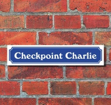 Schild im Straßenschild Design Checkpoint Charlie...