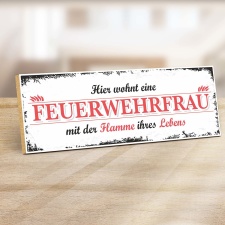 Vintage Shabby Holzschild "Hier wohnt eine Feuerwehrfrau mit der Flamme Ihres Lebens" – Dekoschild aus Holz 30x10 cm