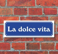 Schild im Straßenschild-Design "La dolce...