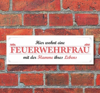Schild Hier wohnt eine Feuerwehrfrau Deko Geschenk Geburtstag - 30x10 cm