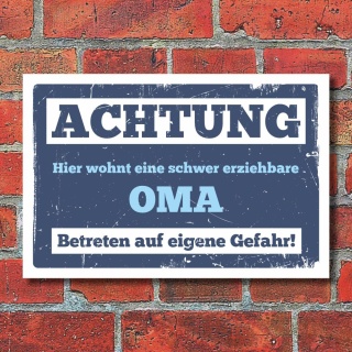 Schild Hier wohnt eine schwer erziehbare Oma Geschenk 3 mm Alu-Verbund