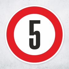 Schild „Zulässige Höchstgeschwindigkeit 5...